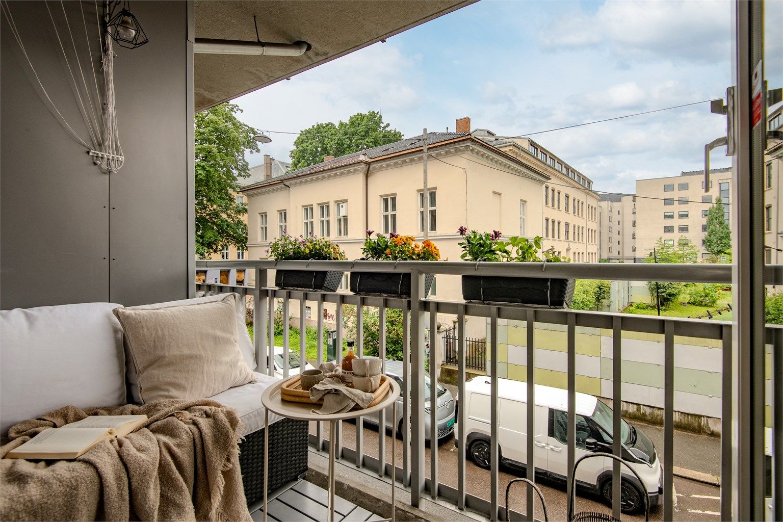 Skjermet balkong med lite innsyn og gode solforhold. Balkongen er overbygget, noe som gir økt komfort og gjør uteplassen mer anvendelig gjennom store deler av året.