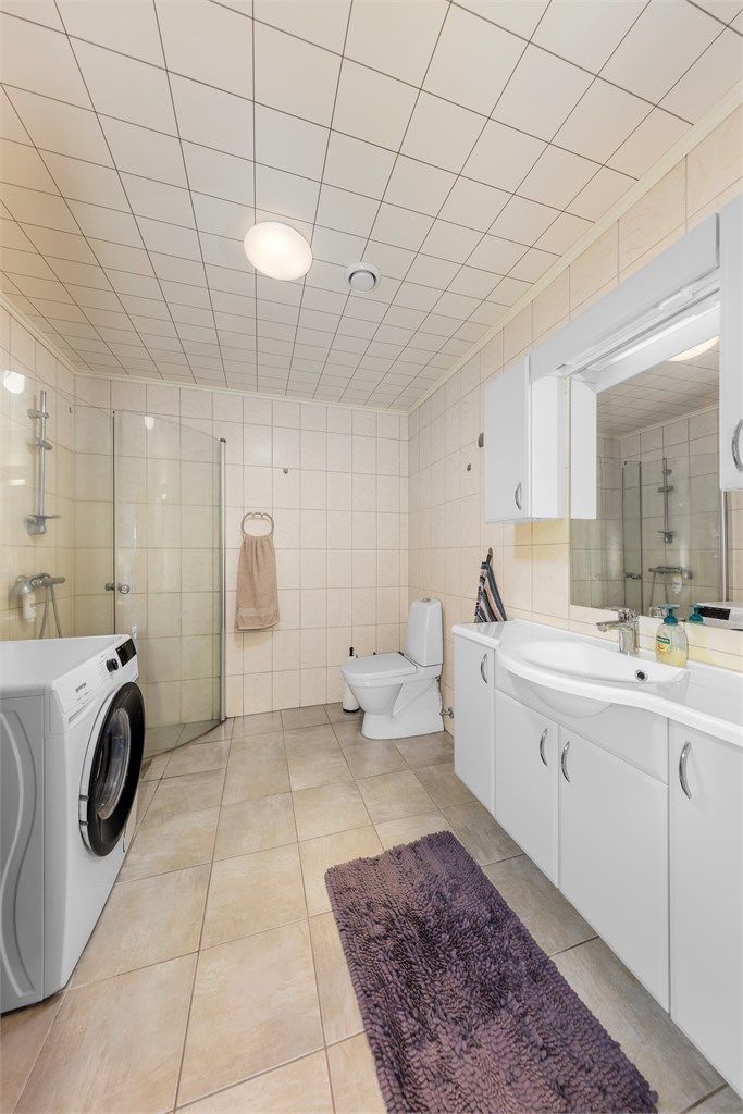 Badet i underetasjen har servant i seksjon, wc og dusjhjørne og opplegg til vaskemaskin.