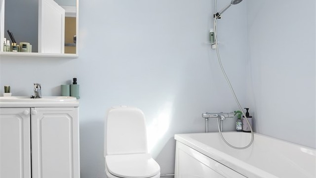 Badet i 1. etasje er utstyrt med badekar og har gulvvarme.