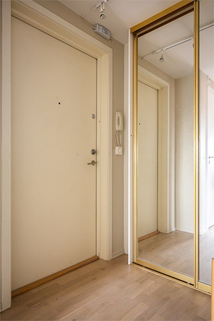 God plass til å henge fra henge fra seg ytterklær i skyvedørsgarderobe i entréen. Velkommen til en hyggelig visning.
