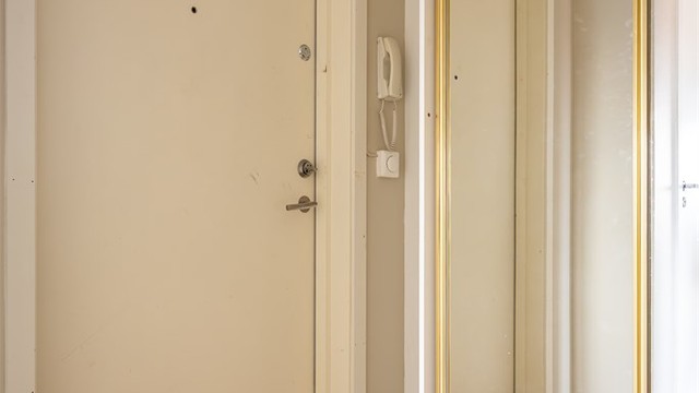 God plass til å henge fra henge fra seg ytterklær i skyvedørsgarderobe i entréen. Velkommen til en hyggelig visning.
