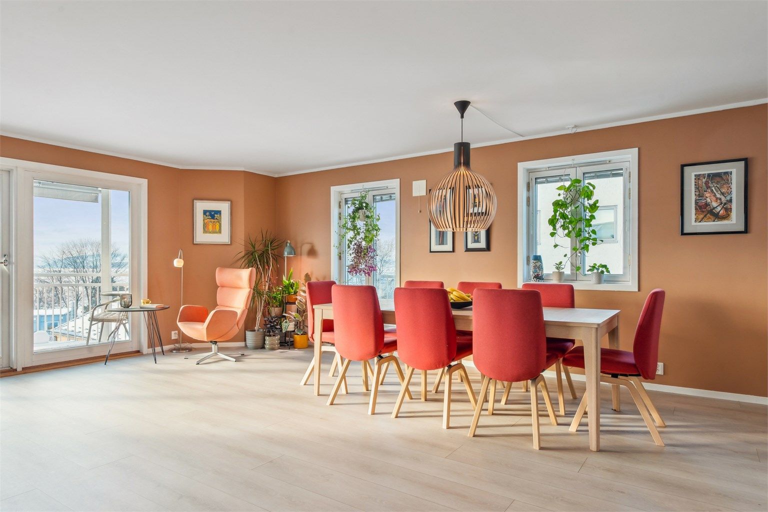 Det er god plass til stor spisegruppe som er i fin tilknytning til kjøkkenet. 