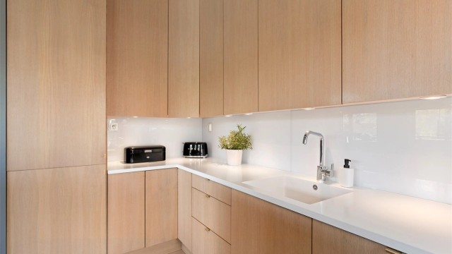 Corian benkeplate med glassplate mellom benk og overskap