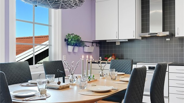 Spiseplassen på kjøkkenet er et naturlig samlingspunkt i hverdagen.