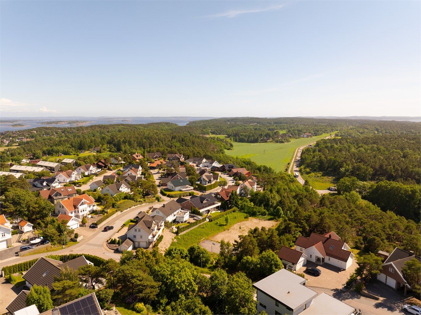 Buskogen er et utpreget barne- og familievennlig boligområde med godt oppvekstmiljø. Skoler og barnehager finnes i rett i nærheten.