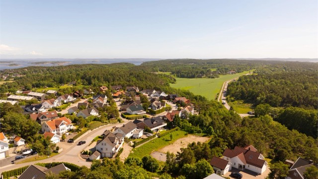 Buskogen er et utpreget barne- og familievennlig boligområde med godt oppvekstmiljø. Skoler og barnehager finnes i rett i nærheten.