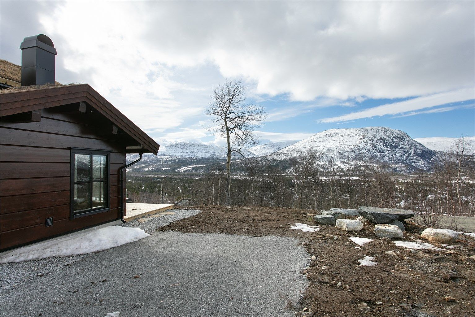 Fra eiendommen har man en åpen og vid utsikt mot fjellene.