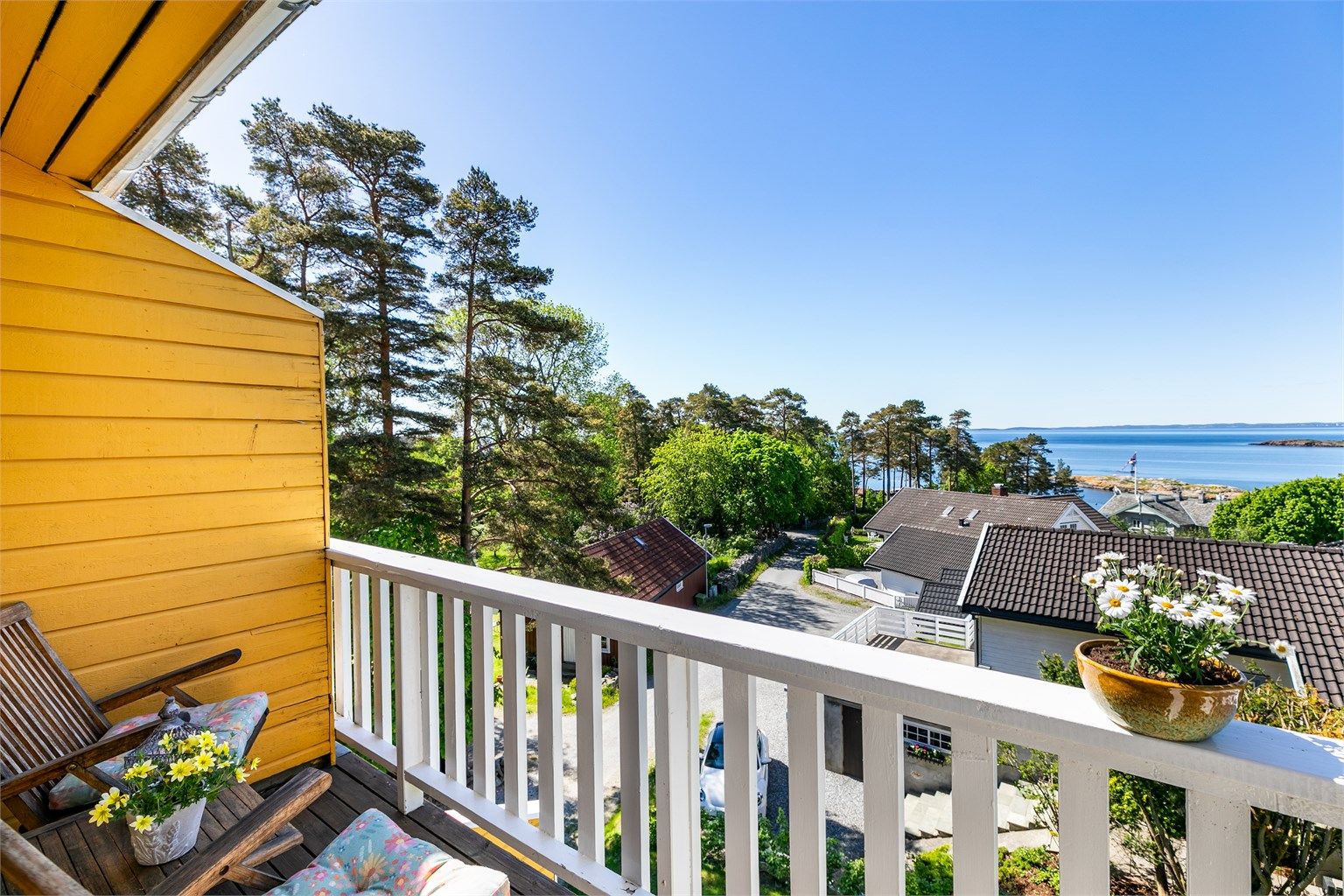 To Balkonger på vestsiden med gode solforhold fra midt på dagen til sent på kvelden.