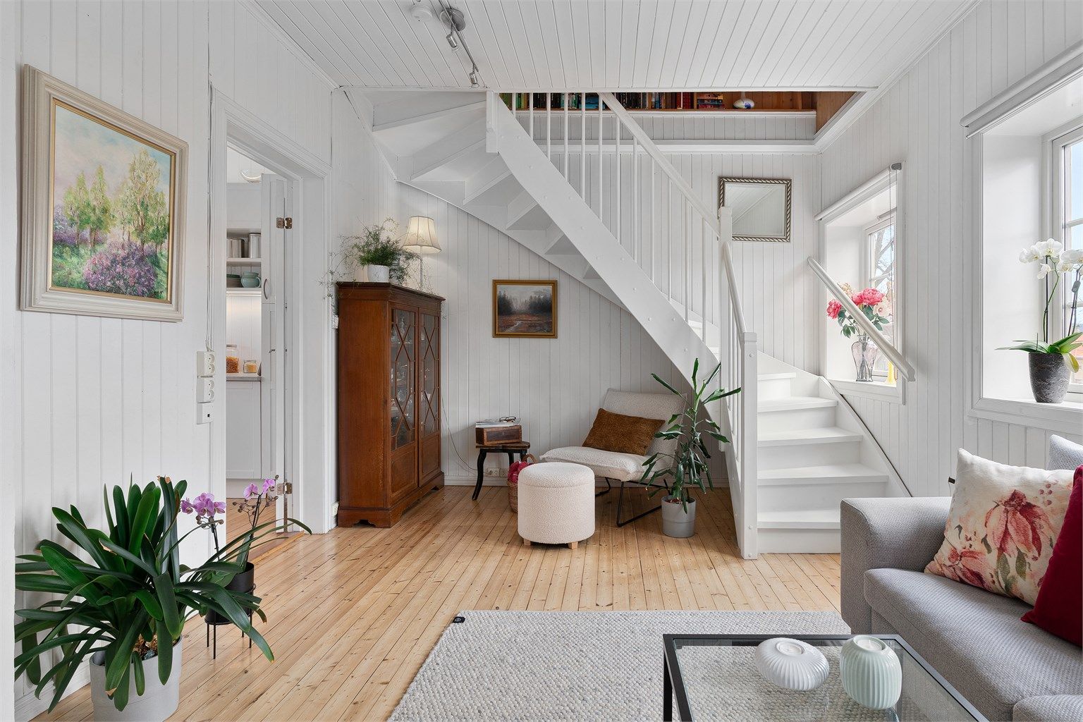 Morten Frølich ved Krogsveen avd. Hasle har gleden av å presentere Aud Schønemanns vei 13, en sjarmerende leilighet i idylliske Lille Tøyen Hageby. Foto: Fredrik Andersen v. Fotostallen