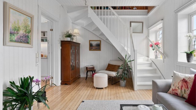 Morten Frølich ved Krogsveen avd. Hasle har gleden av å presentere Aud Schønemanns vei 13, en sjarmerende leilighet i idylliske Lille Tøyen Hageby. Foto: Fredrik Andersen v. Fotostallen