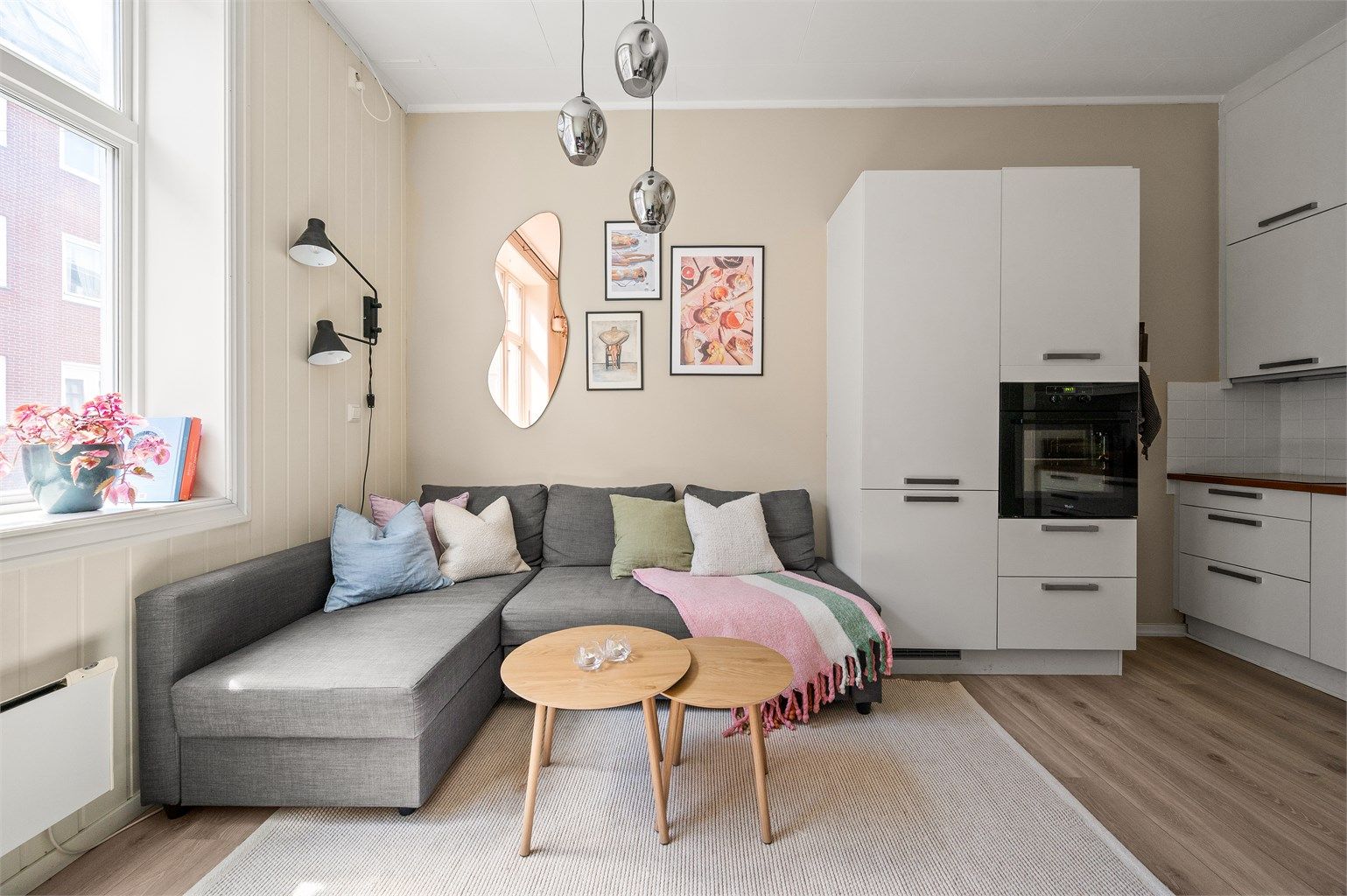 God takhøyde på 2,93 meter og store vindusflater kombinert med behagelig fargevalg gjør rommet til et trivelig rom å oppholde seg i.  