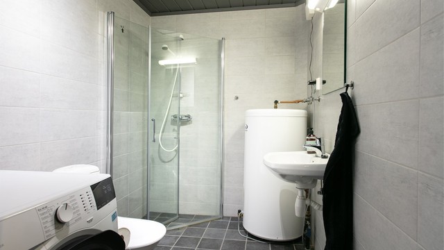 Bad oppgradert i 2021 med flislagt gulv, varmekabler, dusjhjørne og opplegg for vaskemaskin.