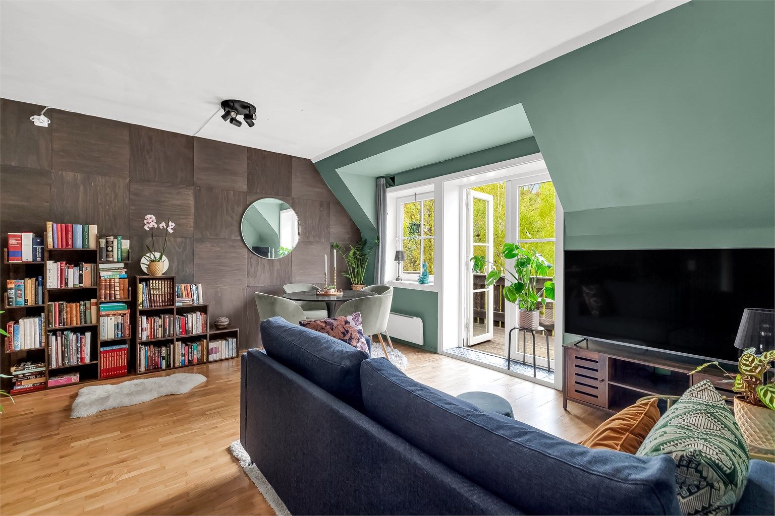 Stuen har store vindusflater som slipper inn rikelig med lys, samt utgang til balkong. 