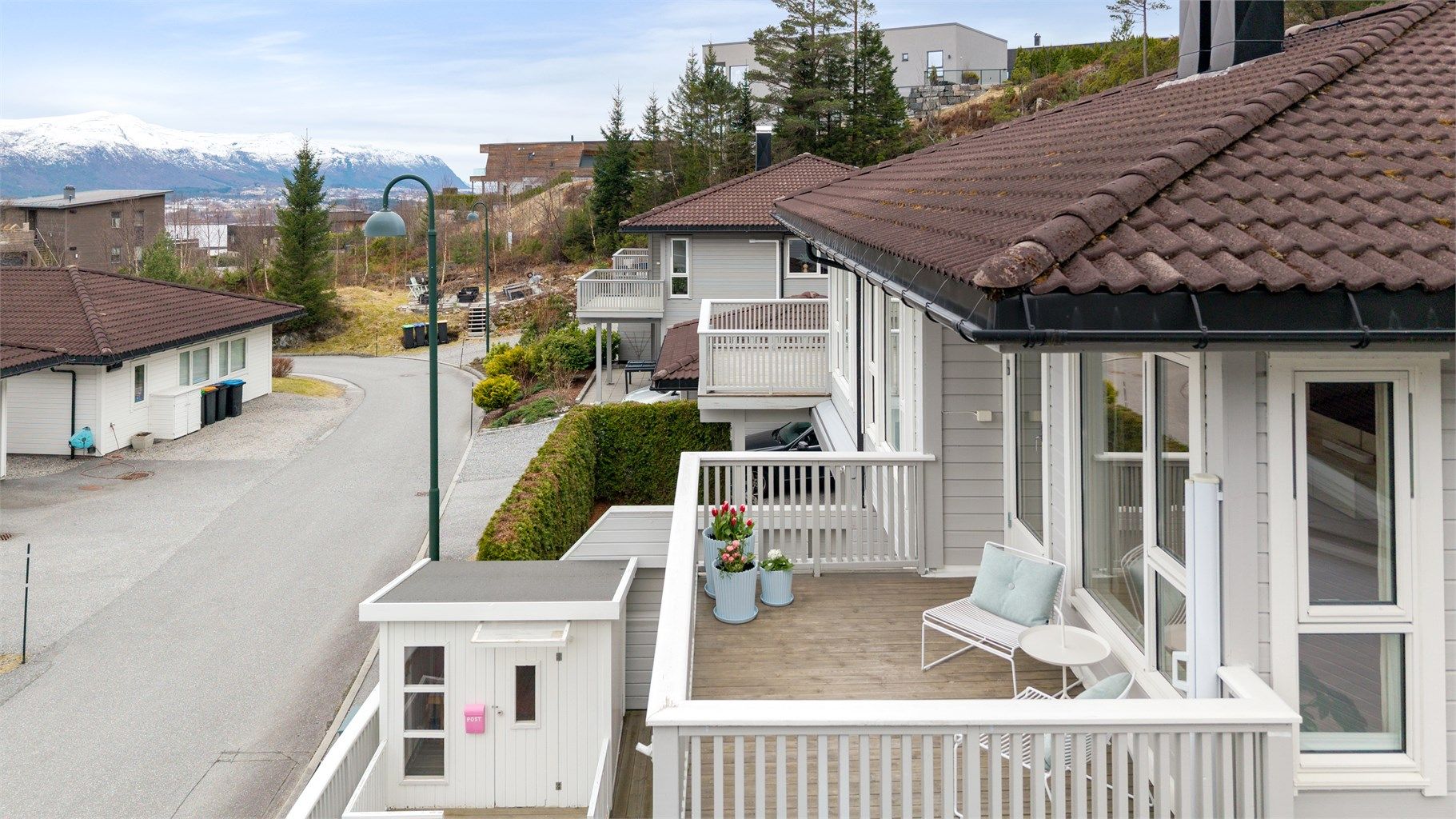 Eiendommen ligger i et rolig nabolag uten gjennomkjøring, med flere lekeplasser i umiddelbar nærhet.