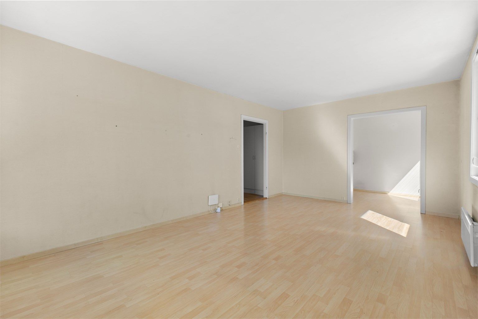 Stuen er romslig og har god plass til å innrede med sofagruppe, salongbord og tv-seksjon. 