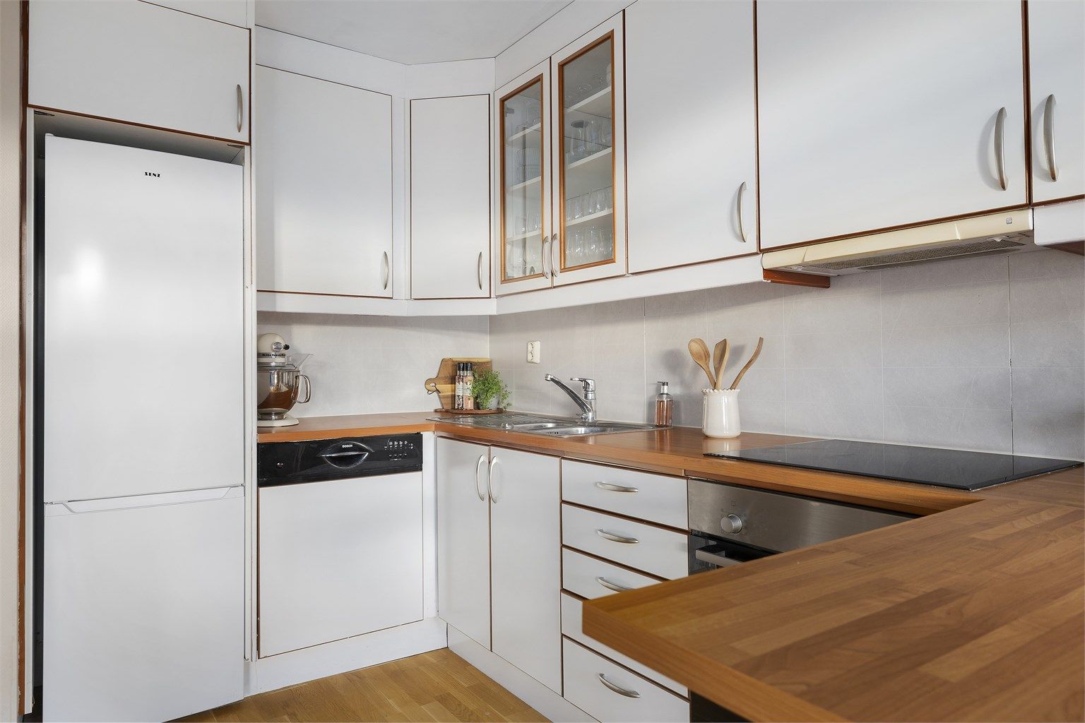 Benkeplaten er laminert og har nedfelt oppvaskkum og platetopp. Mellom benkeplaten og overskapene er det laminert plate på vegg, som gjør renholdet enklere. I tillegg er det veggmonterte stikkontakter og benkeskapsbelysning