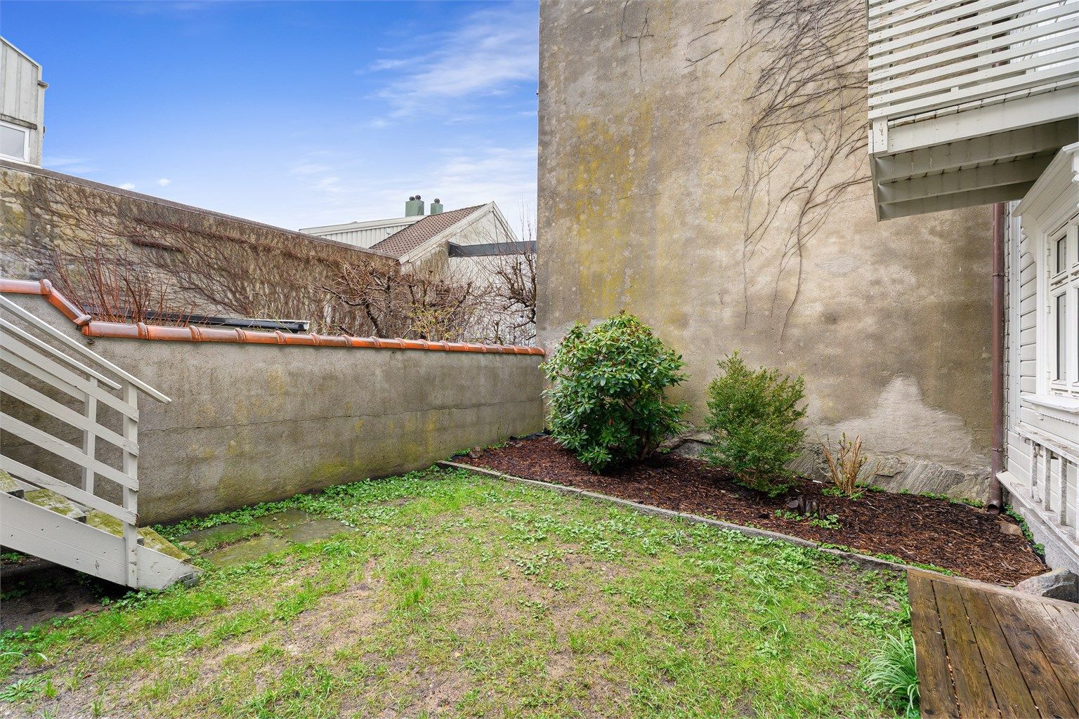 Rolig og skjermet bakgård ( felles eiet for de tre leiligheten i sameiet) veldig lite brukt av de andre 