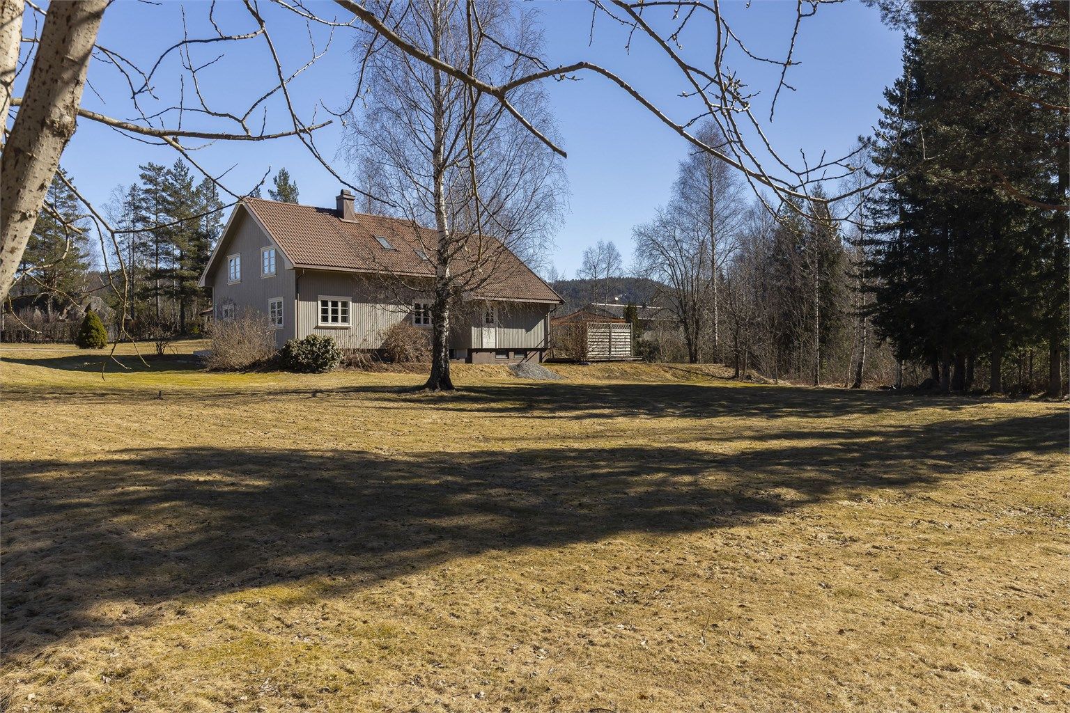 Nyt sommerdagene i den flotte hagen. 