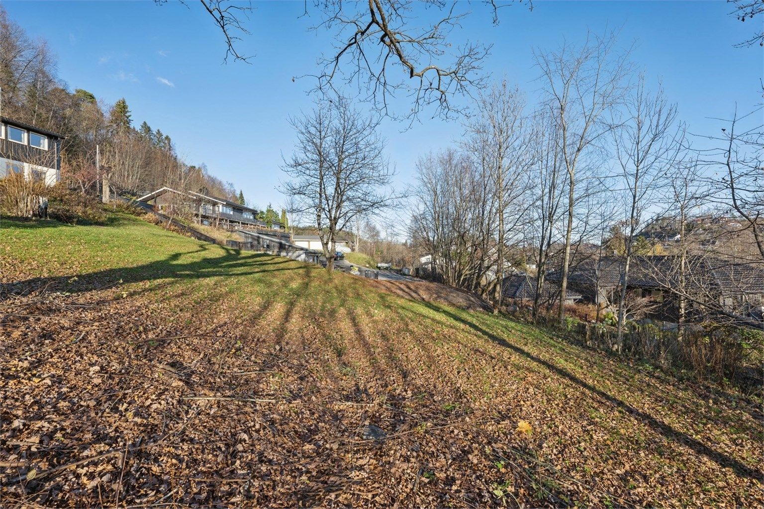 Her får du en stor (1 375 kvm) og solrik tomt beliggende i et av Askers mest ettertraktede områder.