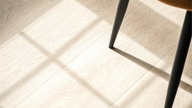 Pergo laminatgulv fra 2025 i store deler av boligen.