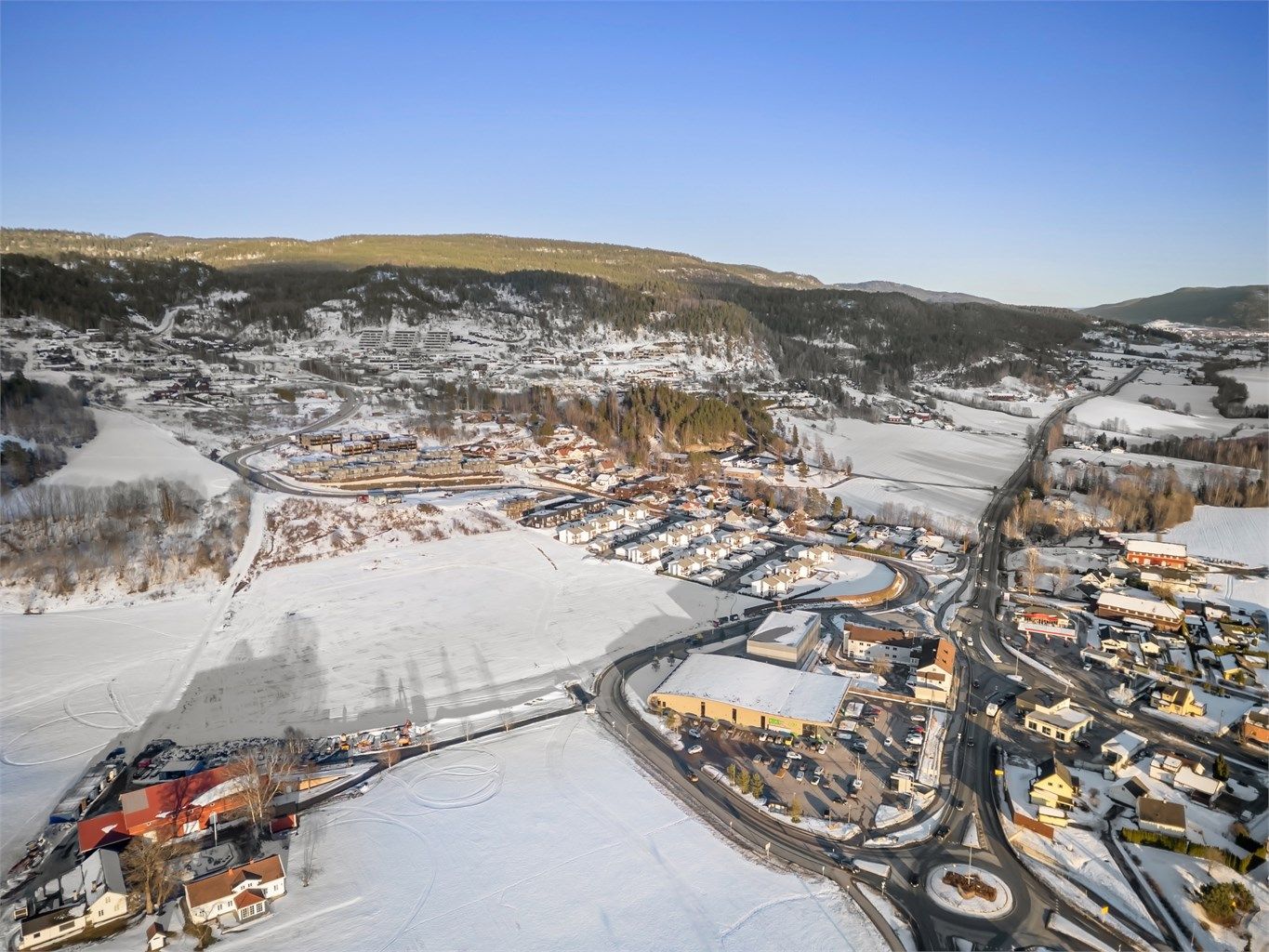 Stor Kiwi butikk på flata på vei opp til boligfeltet