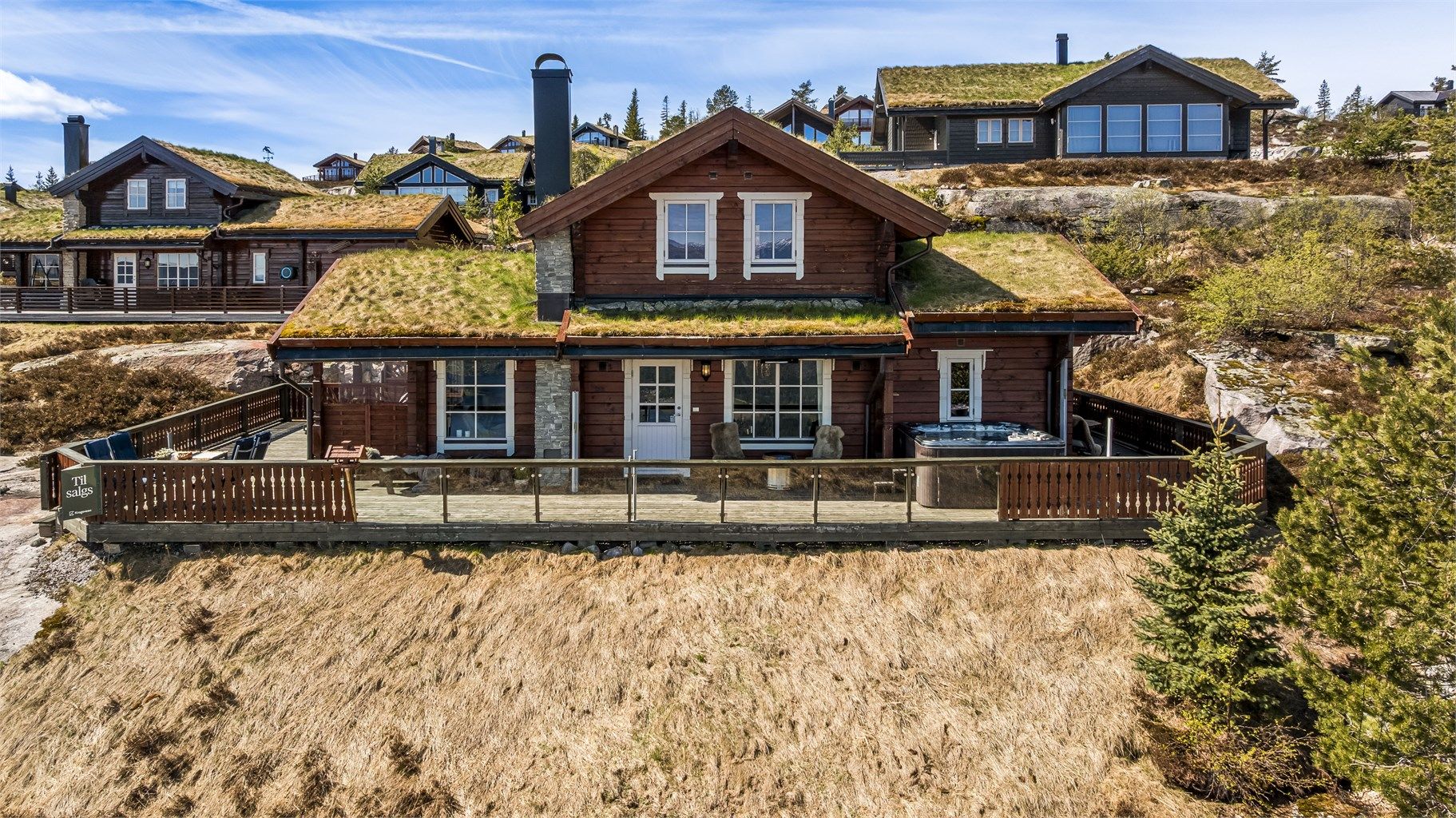 Velkommen til Foldeggvegen 8! Laftet tømmerhytte fra 2011, høyt og fritt beliggende på toppen av Vrådal Panorama.
Foto: Fotograf Magik