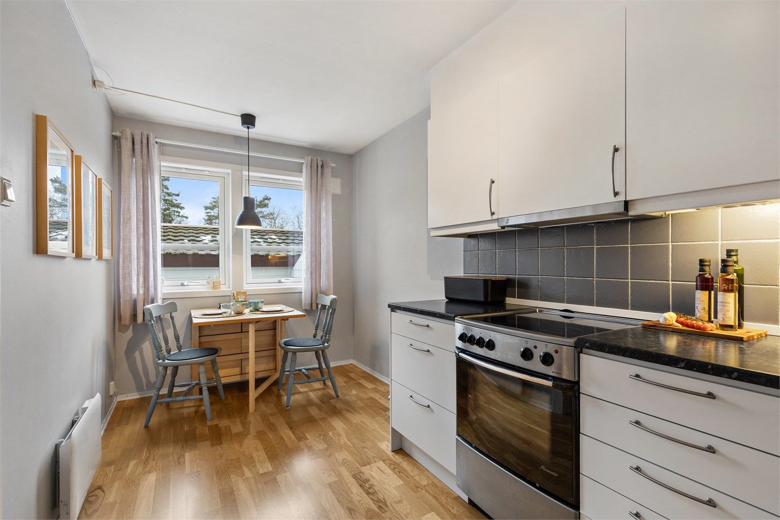 Det er også naturlig å møblere med et spisebord for å nyte morgenkaffen.