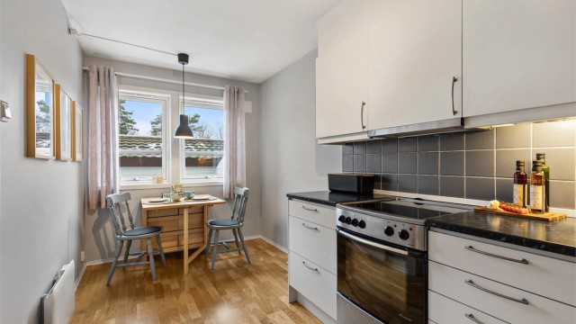 Det er også naturlig å møblere med et spisebord for å nyte morgenkaffen.