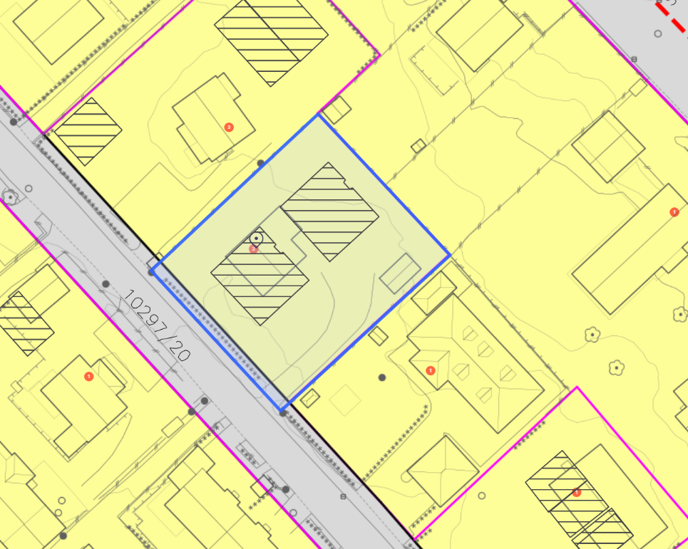 Det gitt rammetillatelse den 20.10.2023 til oppføring av to eneboliger i to etasjer med kjeller og garasje. Det er beregnet 348 kvm bruksareal for hver bolig.