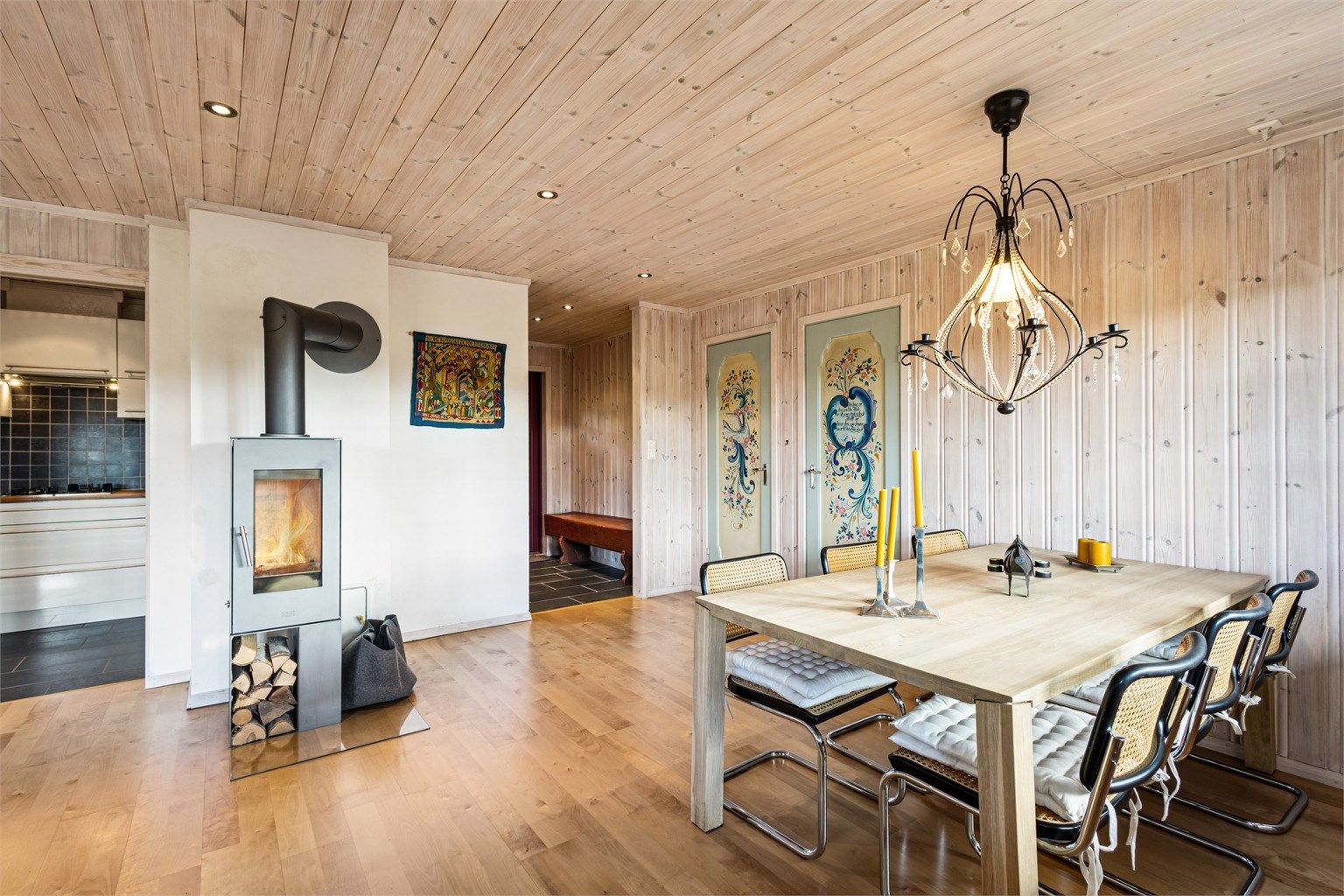 Spisestuen har god plass til langbord og ligger i åpen forbindelse med stuen.