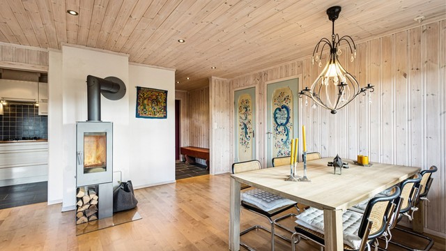 Spisestuen har god plass til langbord og ligger i åpen forbindelse med stuen.