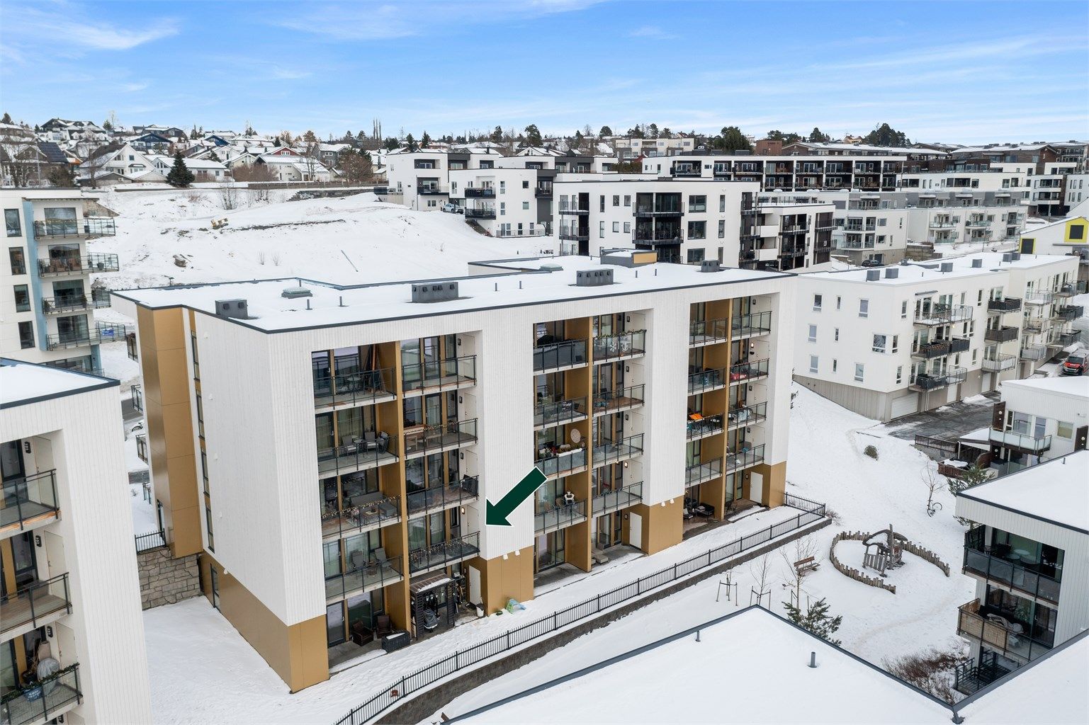 Boligene i området er adskilt av store grønne fellesområder. Disse grønne dragene leder til flere hyggelige møteplasser, kvartalslekeplasser, sandvolleyballbane, treningspark og kunstgressbane for å nevne noe.