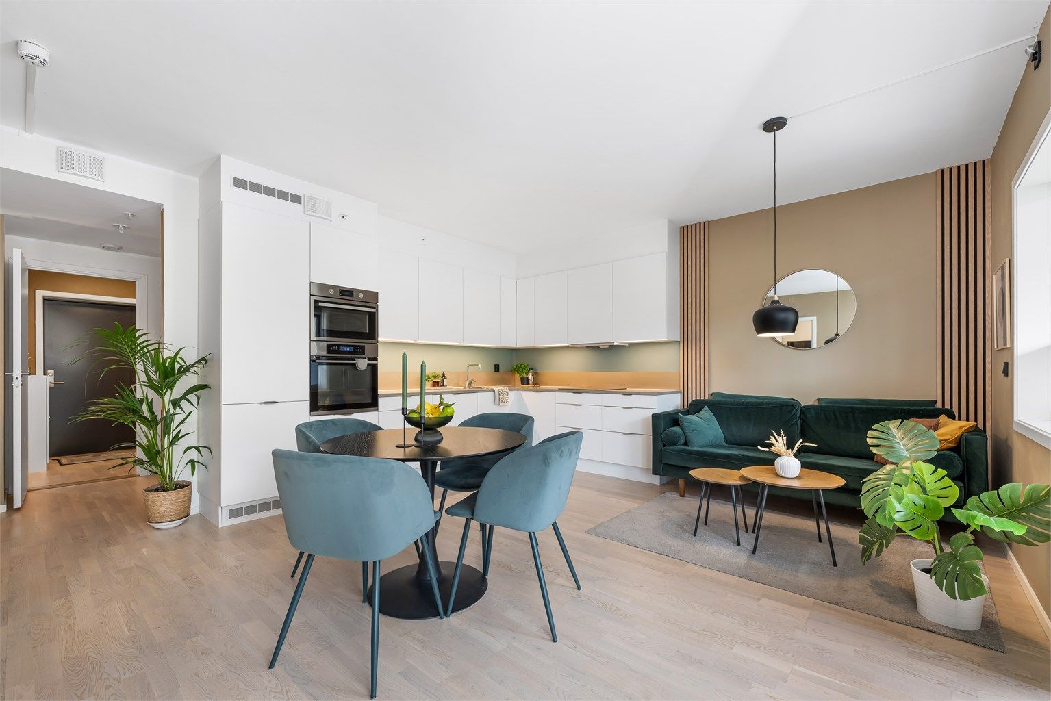 Med unntak av bad er det parkett på gulvene, og veggene består av malte flater