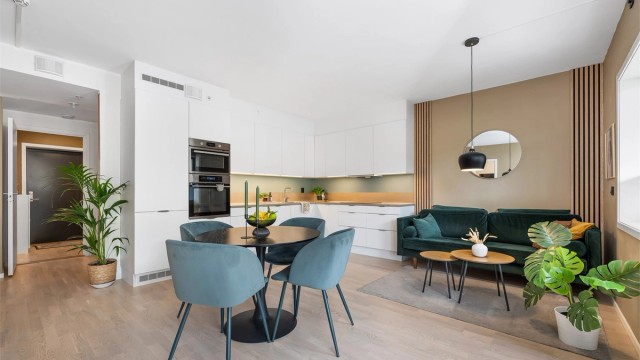 Med unntak av bad er det parkett på gulvene, og veggene består av malte flater