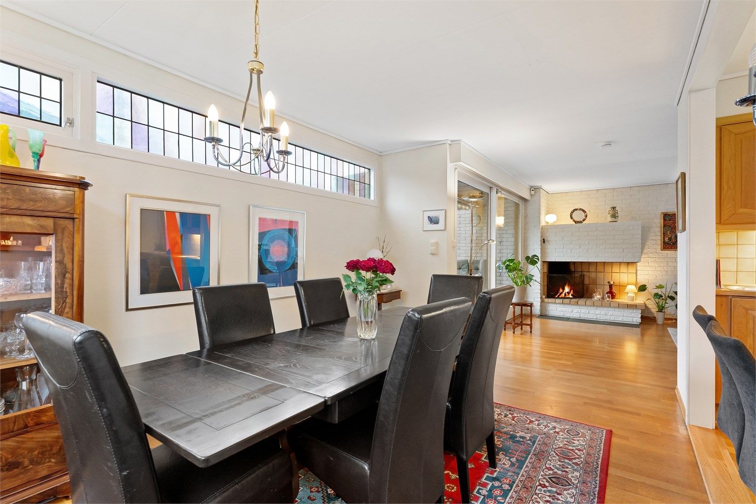 Spisestuen ligger i åpen løsning mot stuen, med nærhet til peisen.