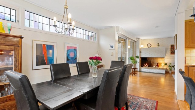 Spisestuen ligger i åpen løsning mot stuen, med nærhet til peisen.