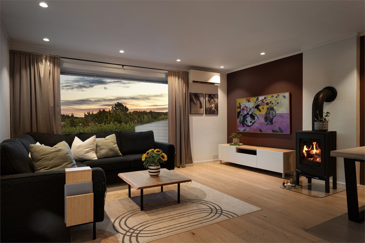 Stuen er oppgradert med innfelte LED-downlights og smarthusstyring av belysningen.