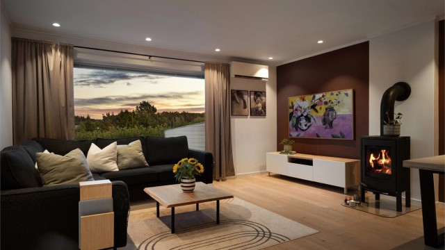 Stuen er oppgradert med innfelte LED-downlights og smarthusstyring av belysningen.