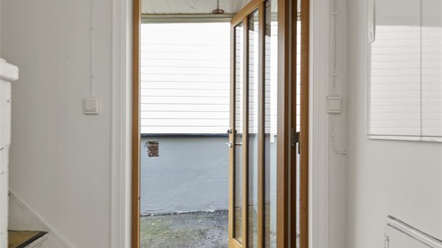 Inngang til felles trapperom i tomannsboligen.