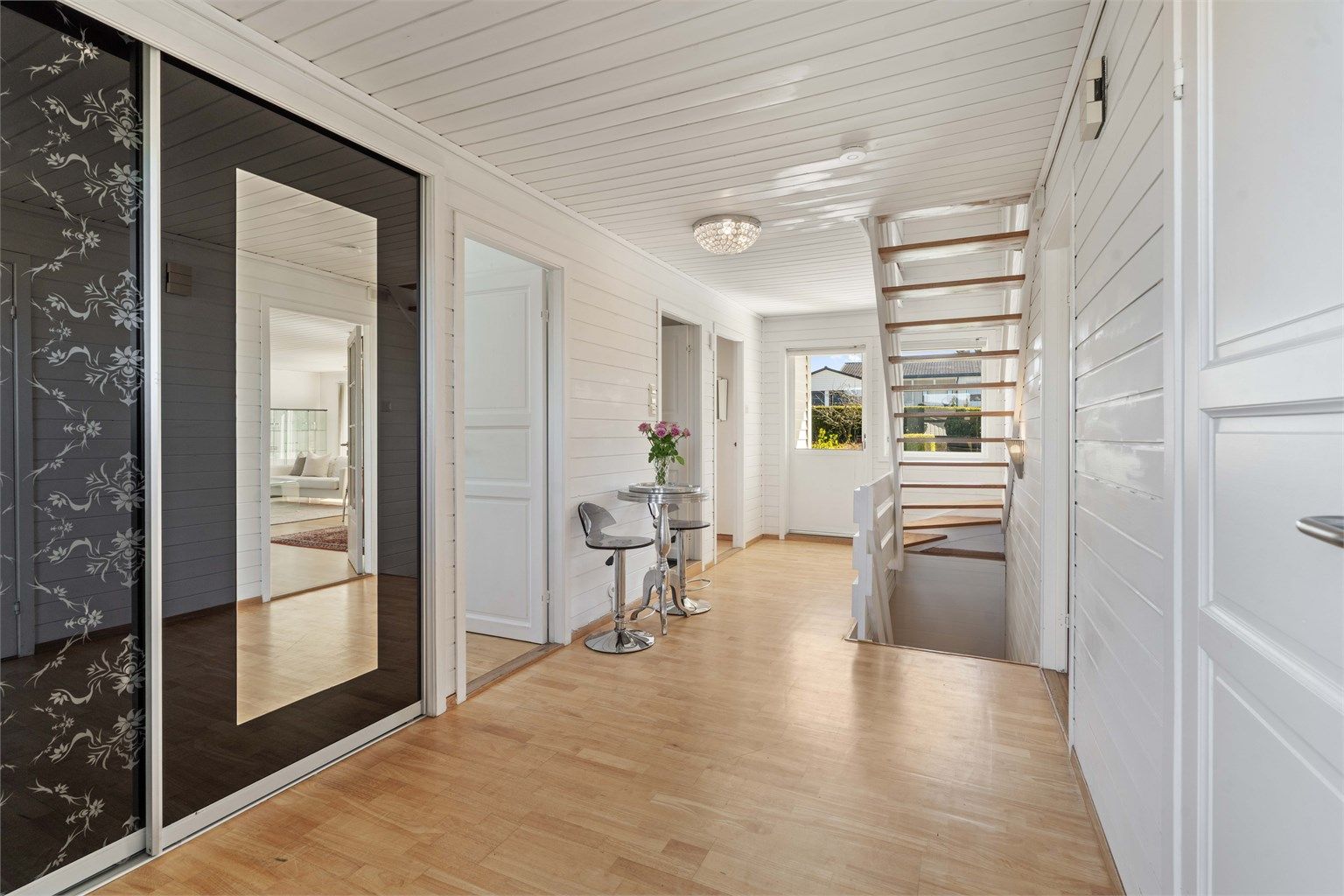 Entré i hovedetasje.