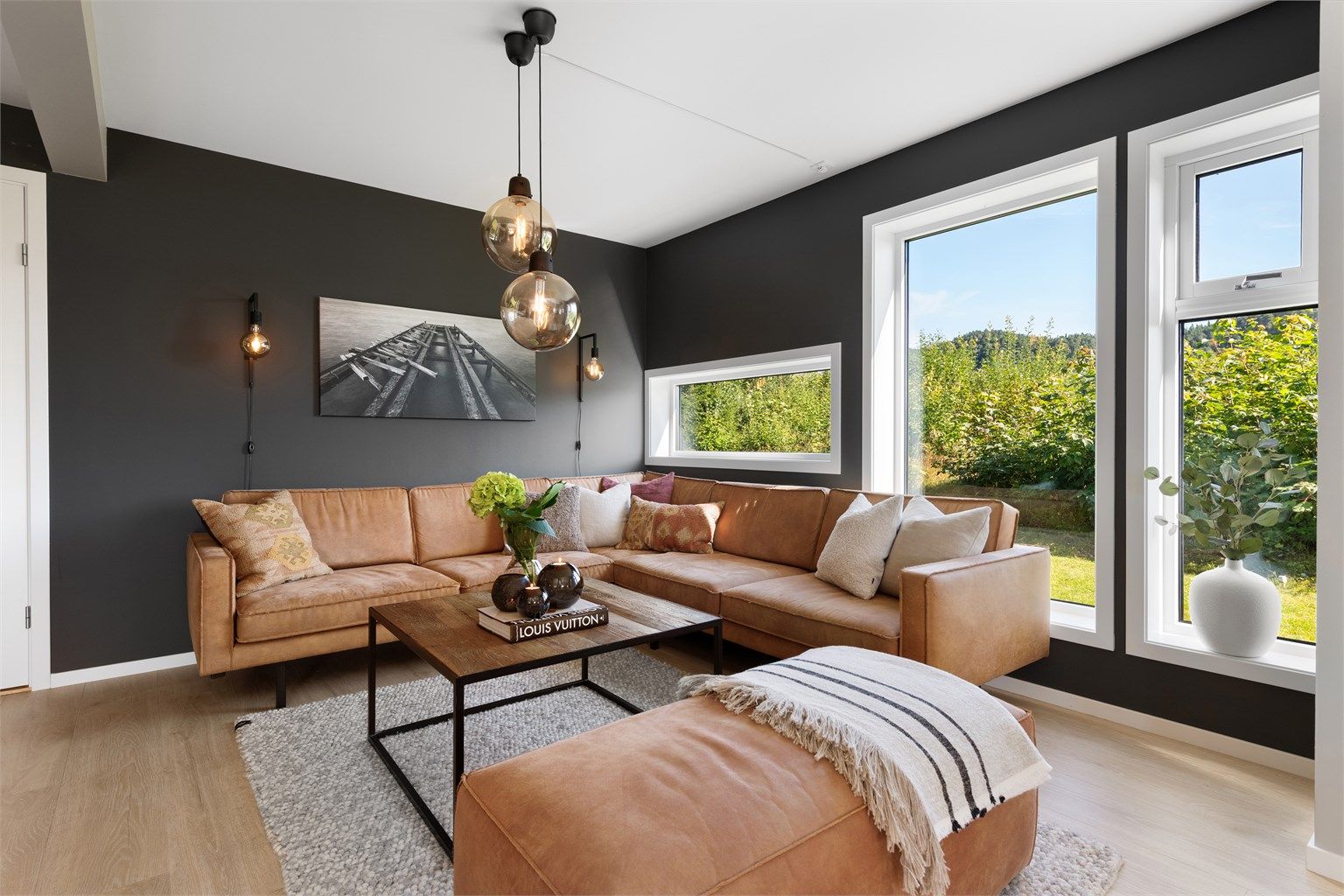 Stuen har gode lysforhold fra store vindusflater