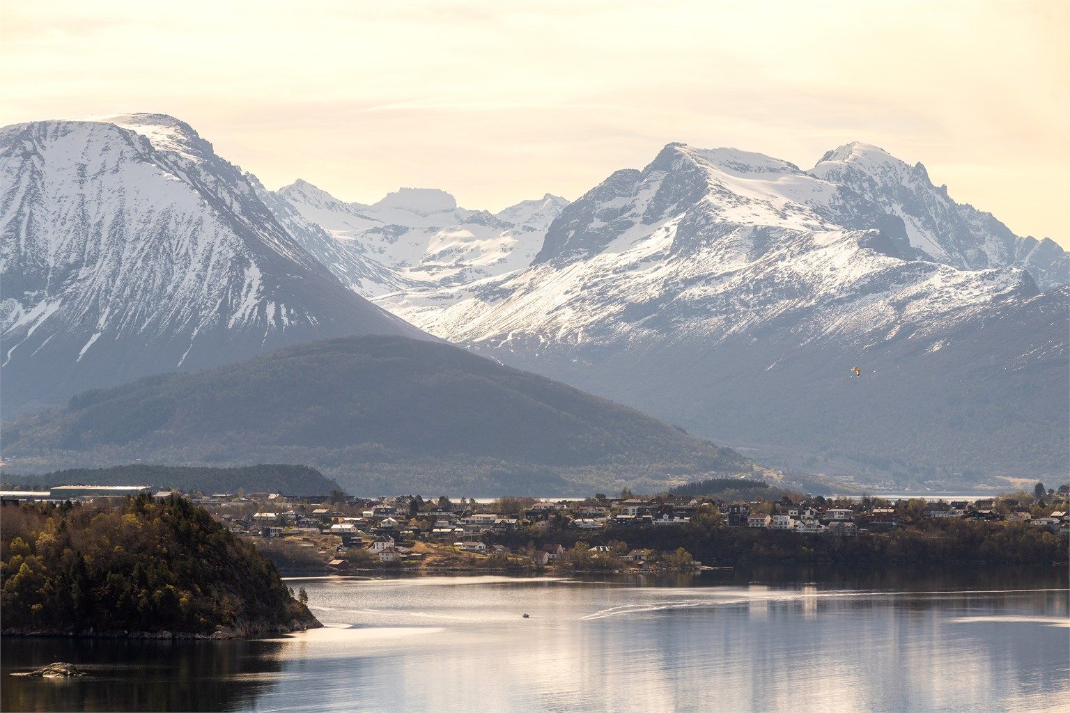 Utsikten strekker seg over fjorden og mot de majestetiske Sunnmørsalpene