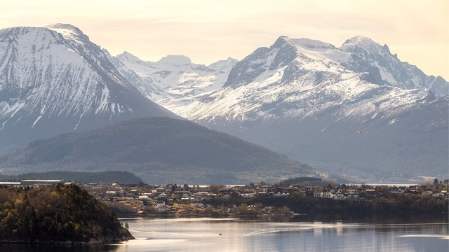 Utsikten strekker seg over fjorden og mot de majestetiske Sunnmørsalpene