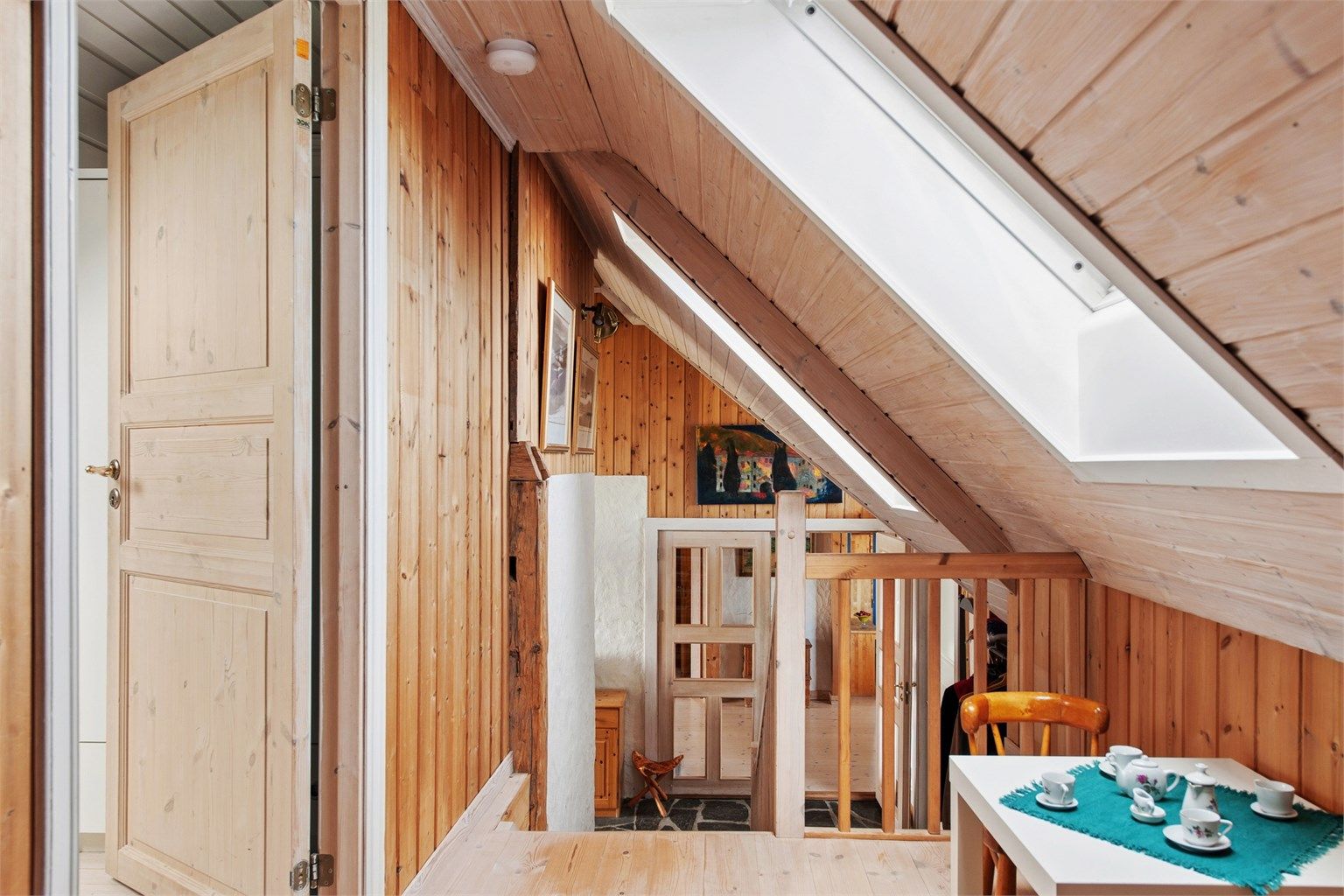 Den andre delen av 2. etasjen består av gang og 2 soverom.