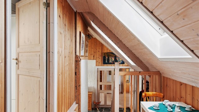 Den andre delen av 2. etasjen består av gang og 2 soverom.