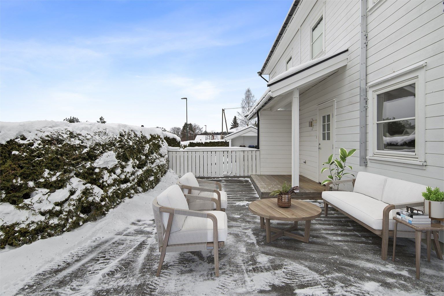 Boligen har fine utearealer på begge sider, og på forsiden av boligen kan morgensolen nytes 