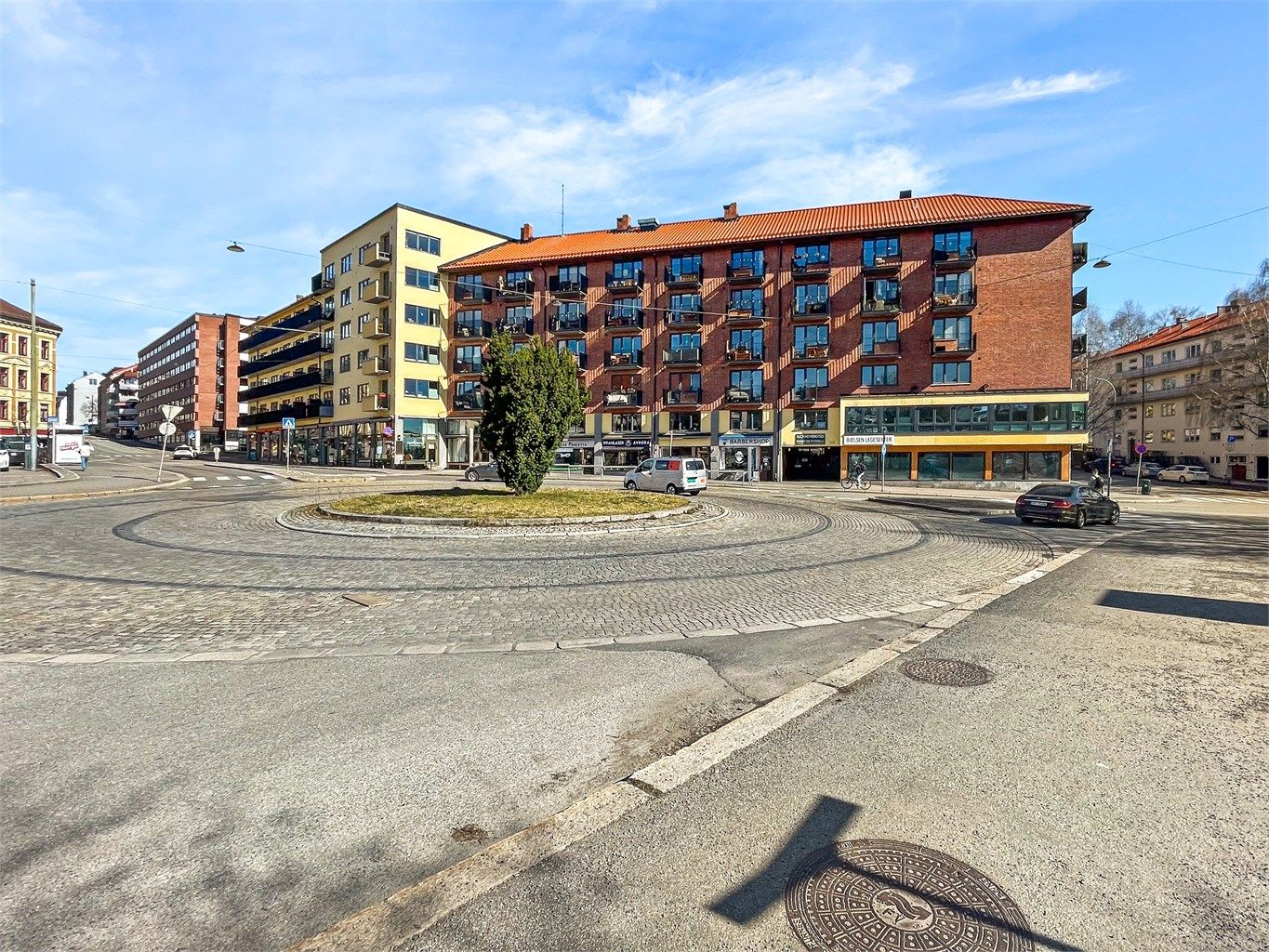 Området har et svært godt kollektivtilbud. Bussholdeplassen Advokat Dehlis plass er kun ett minutt unna, med avganger for linje 37 og 54.