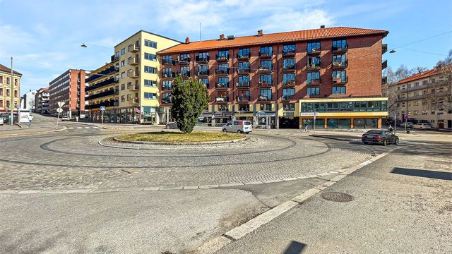 Området har et svært godt kollektivtilbud. Bussholdeplassen Advokat Dehlis plass er kun ett minutt unna, med avganger for linje 37 og 54.