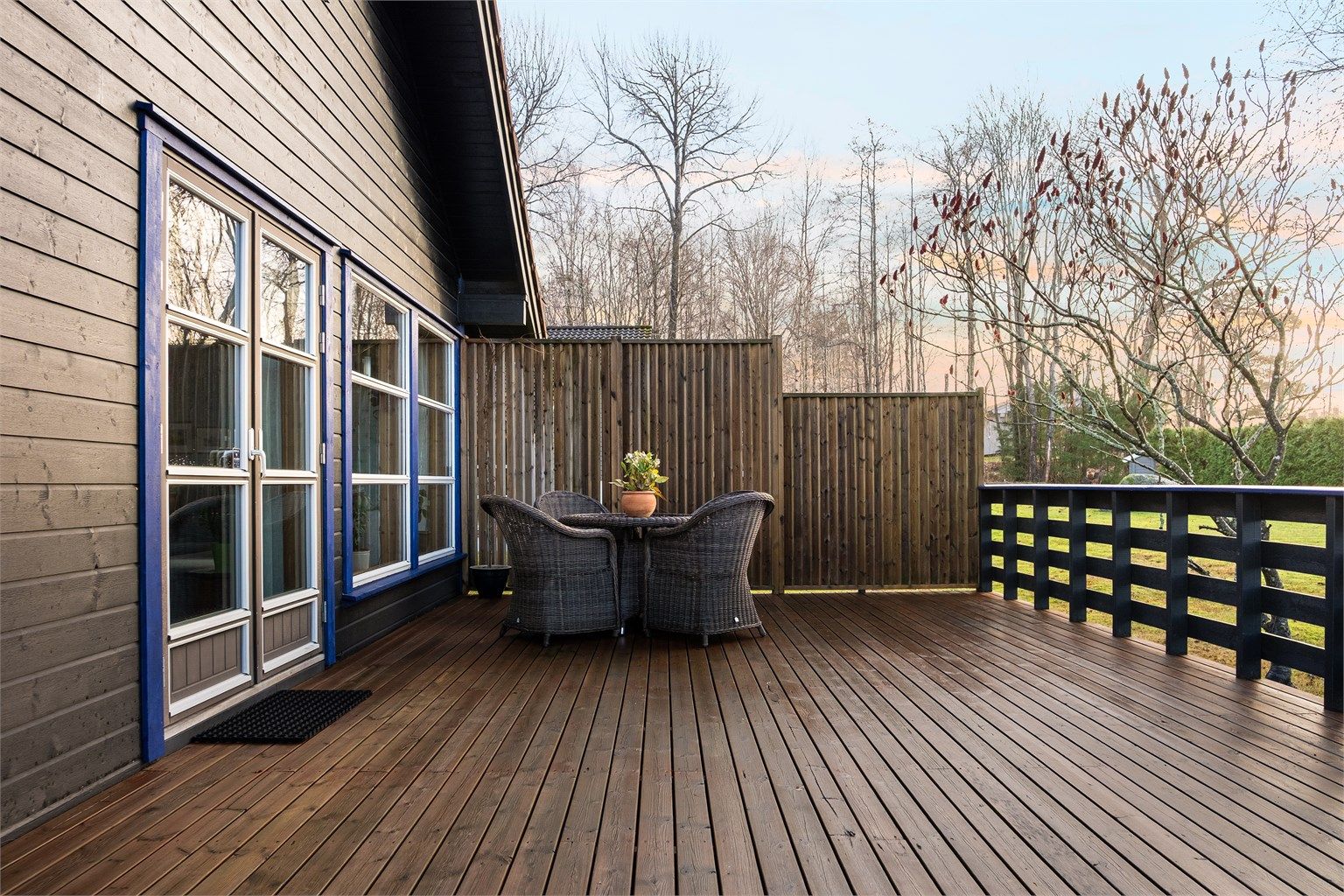 Sommerstid er det gode solforhold på den 35 kvm. store terrassen. Trærne i forkant gir noe skygge midt på dagen.