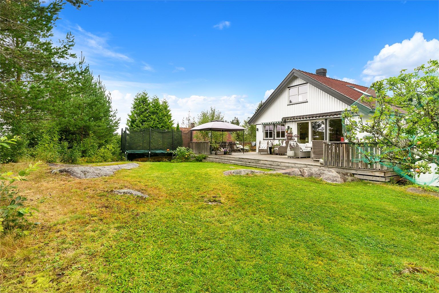 Flott opparbeidet hage med stor plen  – her er det godt med tumleplass for både små og store.